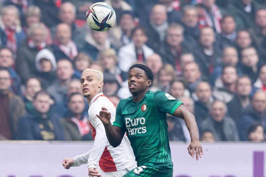 更是场下凝 更是场下凝