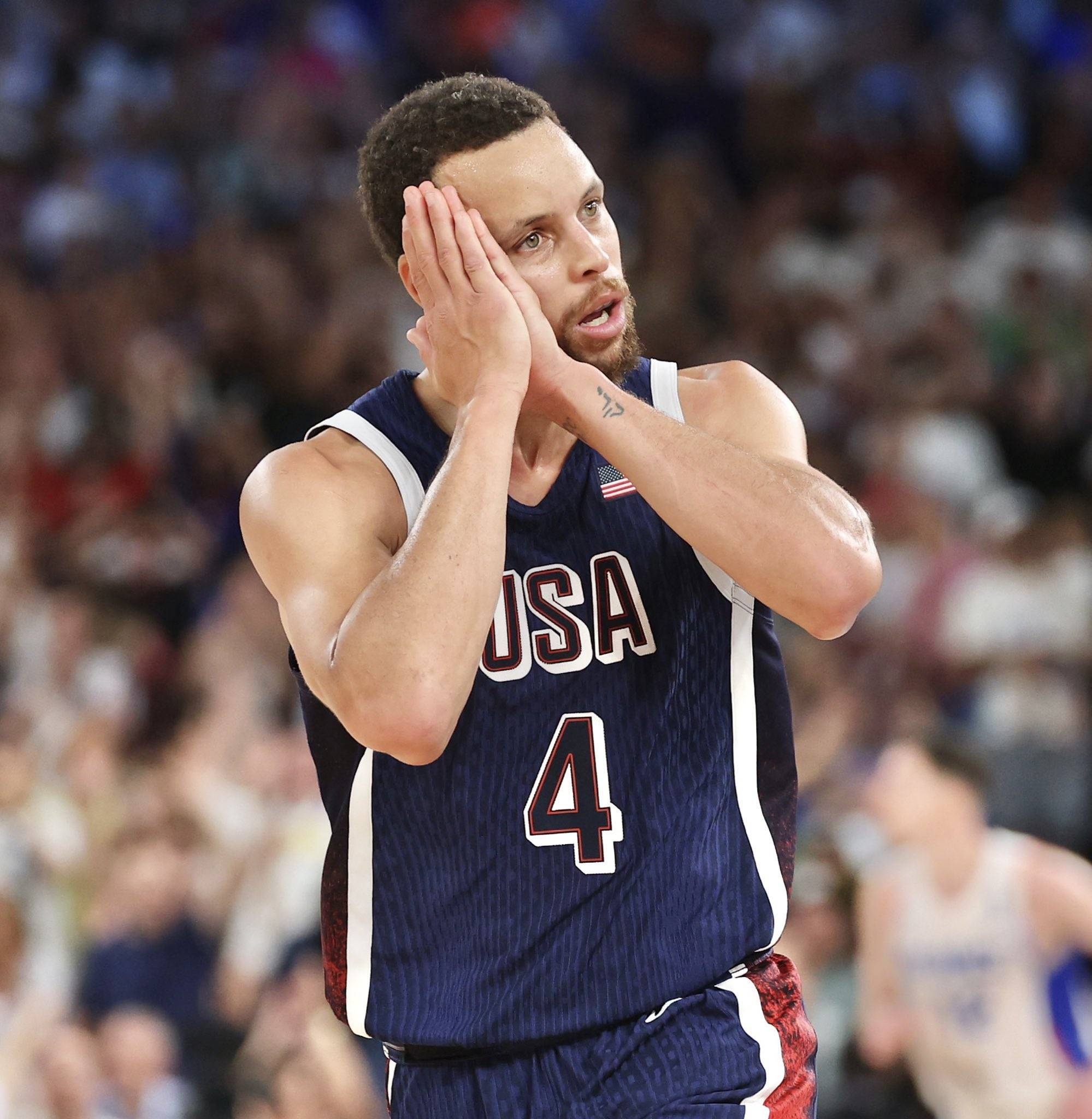 观众通过电 观众通过电