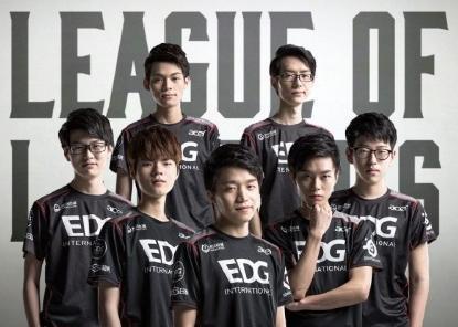 场点燃了球 场点燃了球